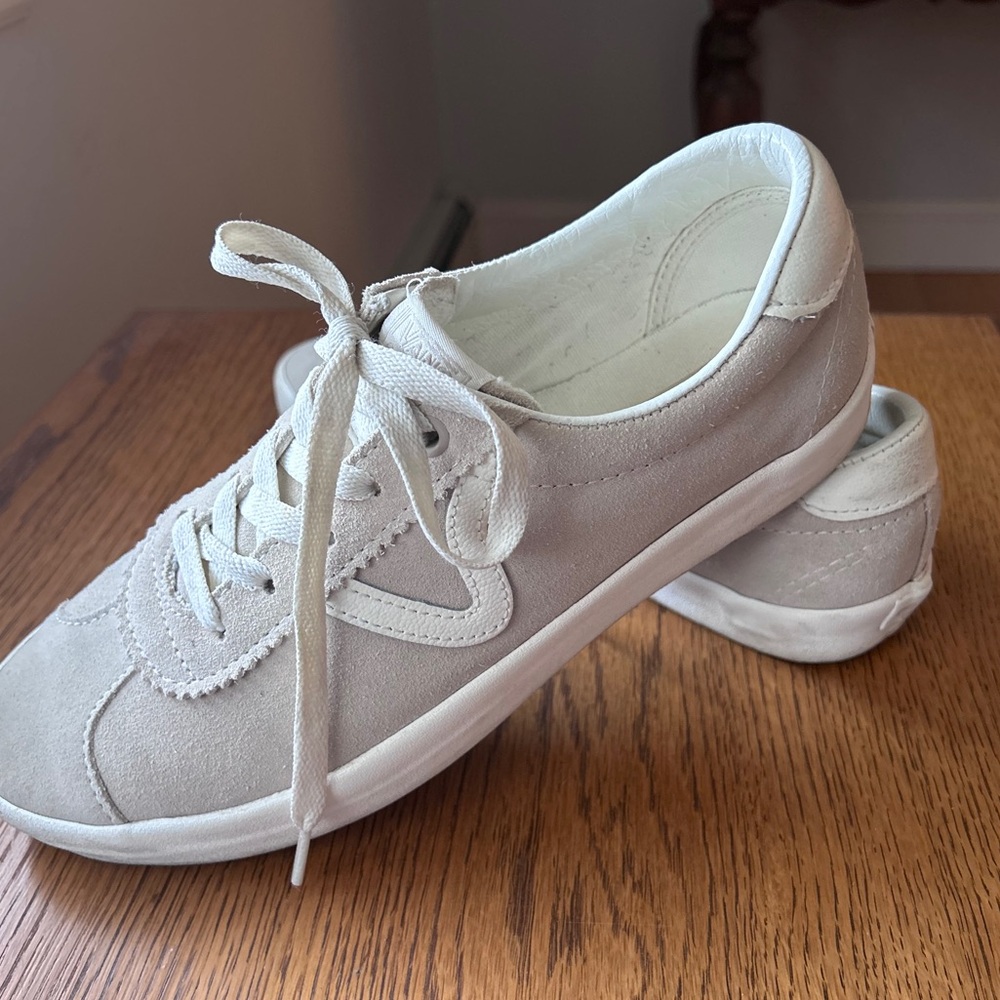 Vans Women’s Lace Up Sneaker